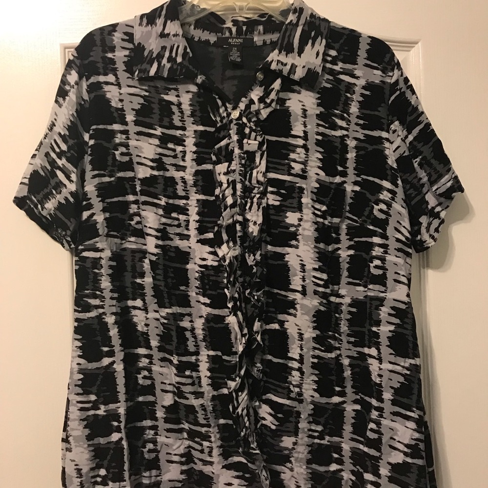 Alfani Women’s Black/White Ruffle Blouse